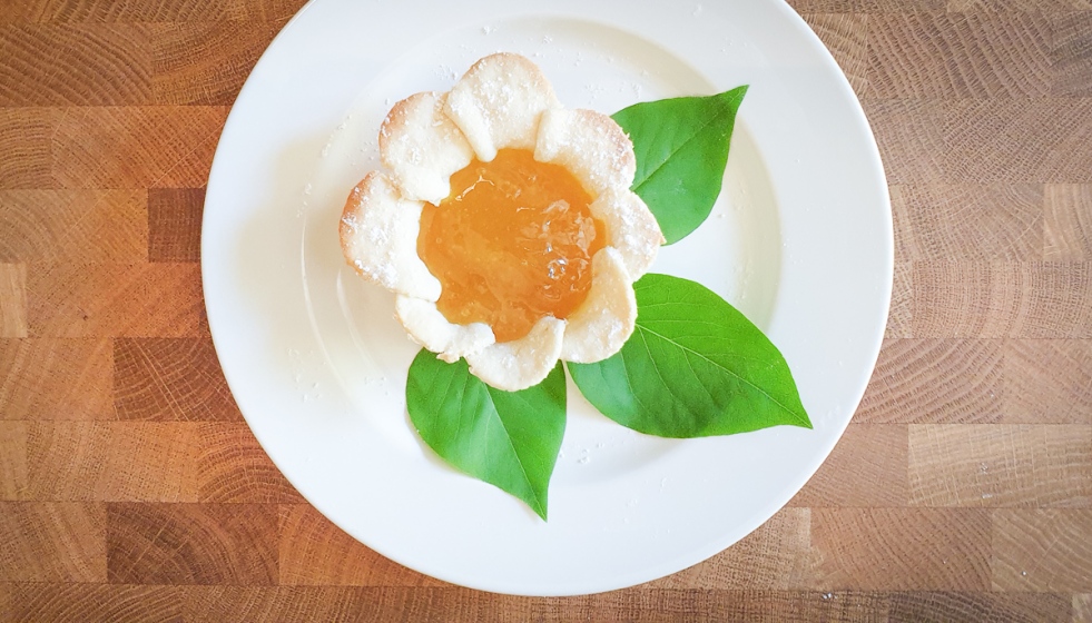 Bella's Kitchen : Cooking + Crafts : Vegan Lemon Curd in Flower Tarts